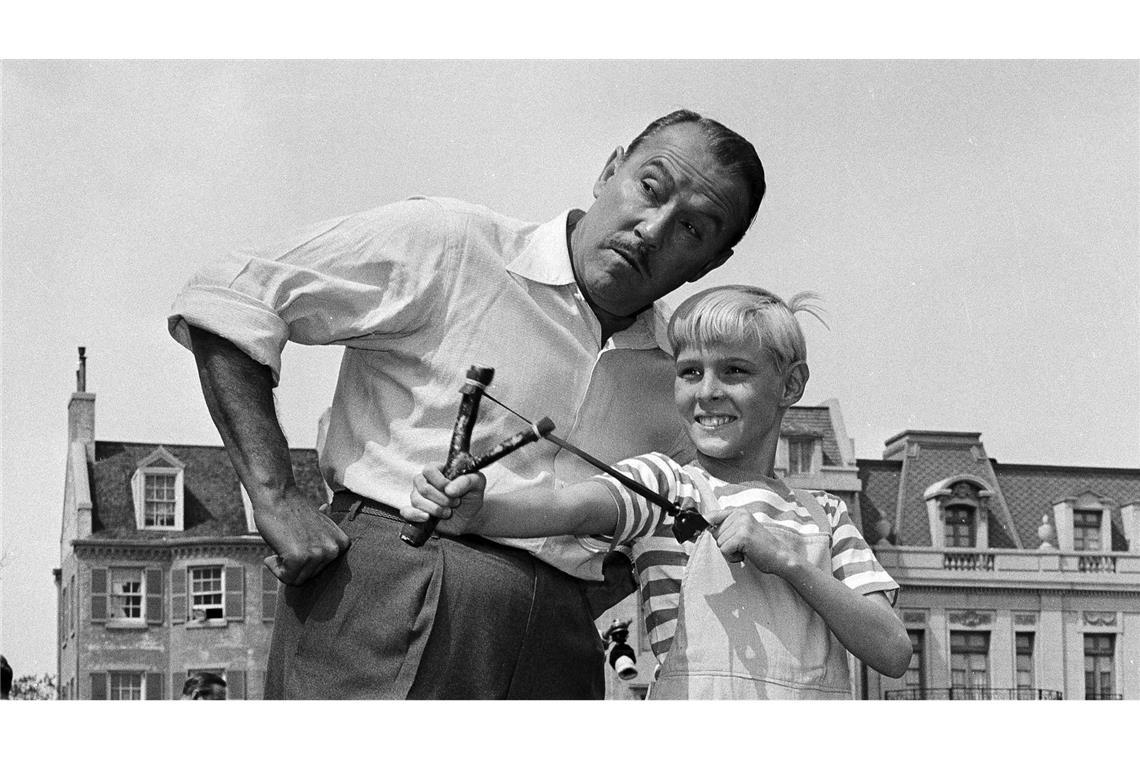 "Dennis"-Schauspieler Jay North gestorben Der Schauspieler Jay North ist tot - hier ist er als Dennis am Set in Hollywood mit einer Schleuder und dem Schauspieler Gale Gordon zu sehen. (Archivbild von 1962)