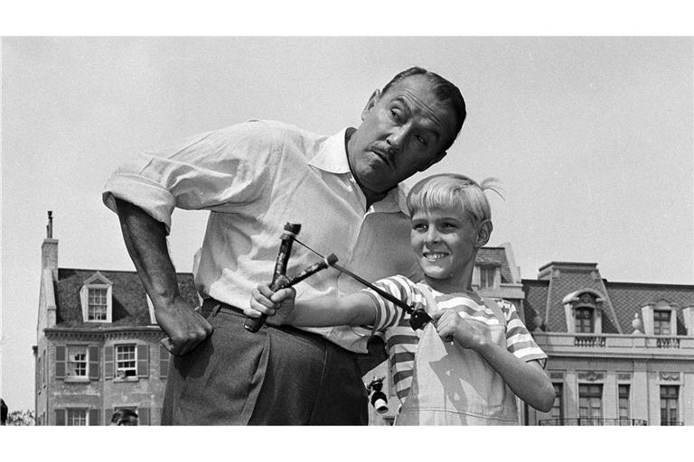 Der Schauspieler Jay North ist tot - hier ist er als Dennis am Set in Hollywood mit einer Schleuder und dem Schauspieler Gale Gordon zu sehen. (Archivbild von 1962)
