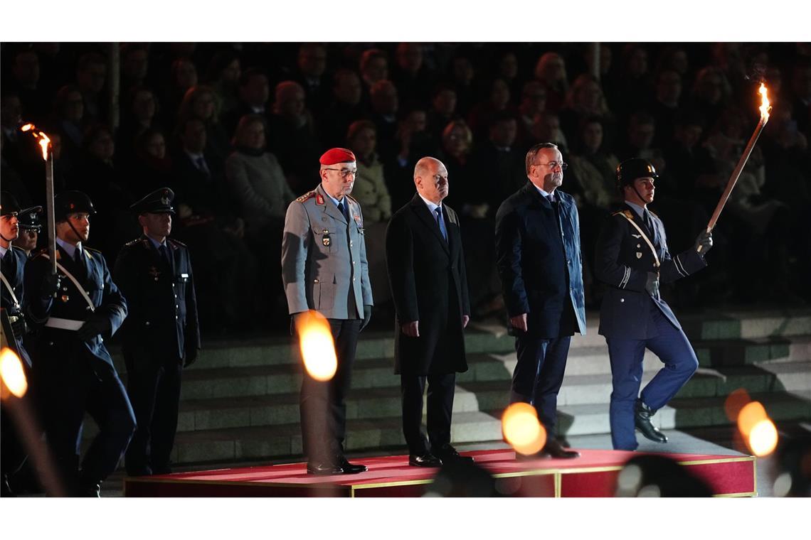 Scholz ruft zu Zusammenhalt unter Demokraten auf Der scheidende Bundeskanzler Olaf Scholz (M, SPD) steht mit Verteidigungsminister Boris Pistorius (r, SPD) und General Carsten Breuer, Generalinspekteur der Bundeswehr.