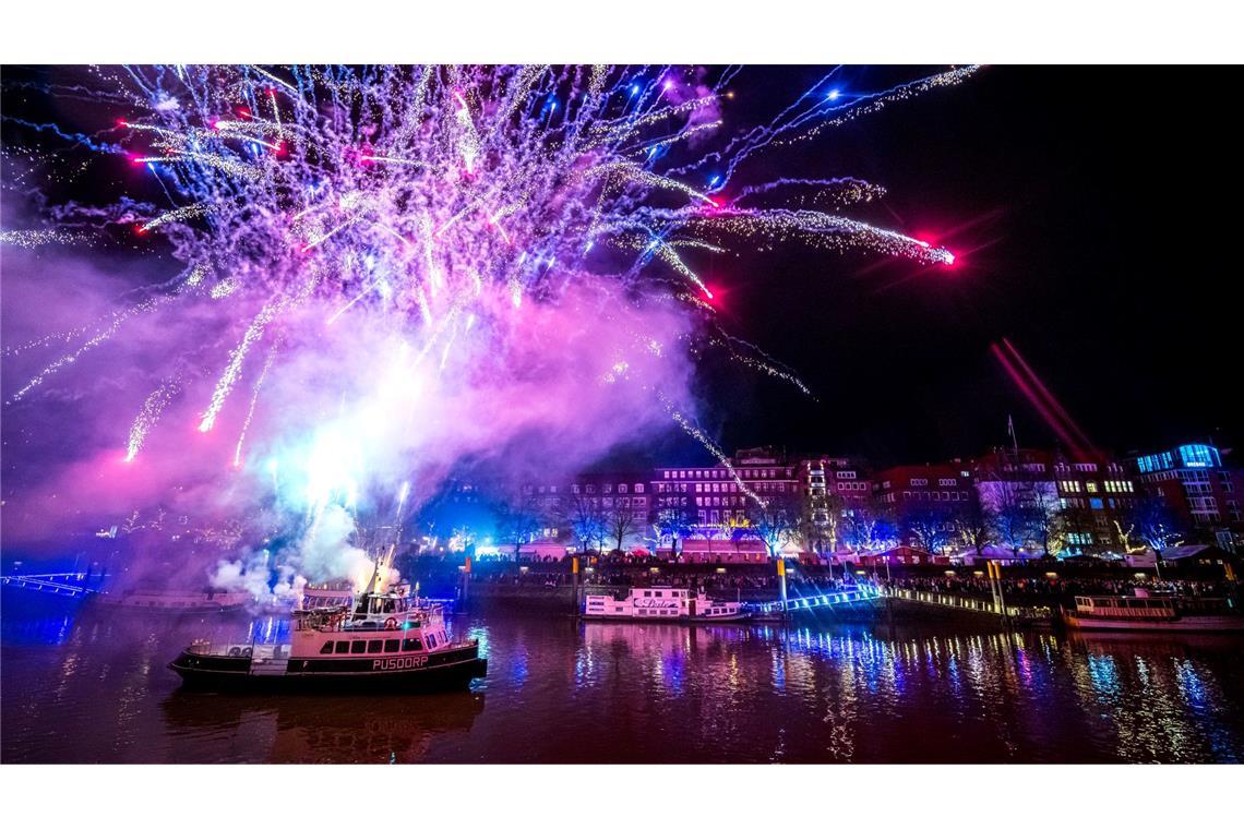 Bilder des Tages Der Schlachte-Zauber auf der Weserpromenade in Bremen wird mit einem Feuerwerk eröffnet.