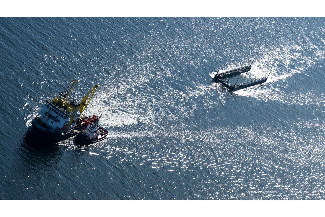 Transportboot mit Wal ist auf dem Weg in die Nordsee