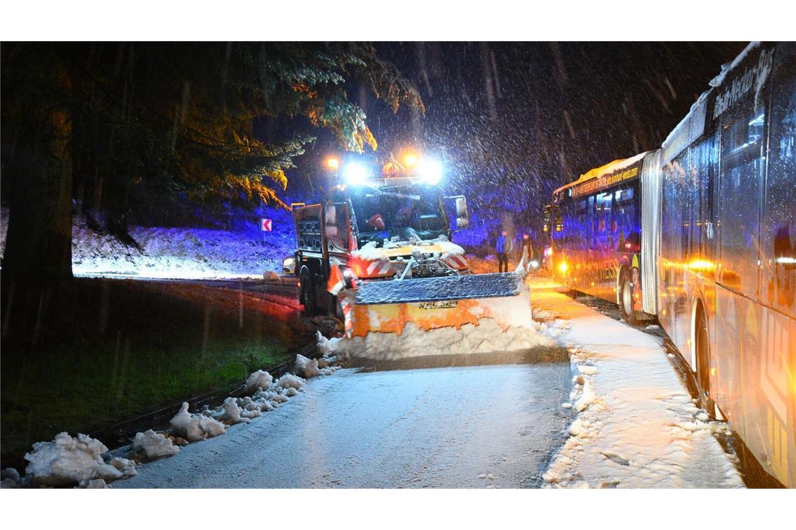 Wintereinbruch in Süddeutschland: Unfälle und gesperrte Straßen Der Schnee und glatte Straßen haben zu zahlreichen Unfällen geführt. (Archivbild)