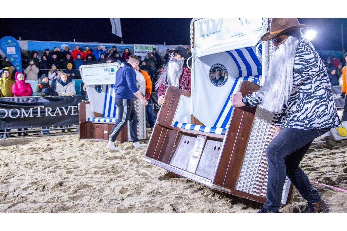 Bilder des Tages Der schnellste Strandkorb-Träger gewinnt - Strandkorb-WM auf Usedom
