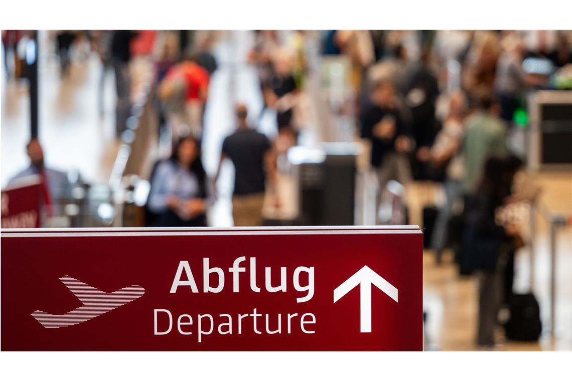 Der Schriftzug „Abflug Departure“ ist auf dem FLughafen „Willy Brandt“ Berlin Brandenburg (BER) im Terminal 1 zu sehen.