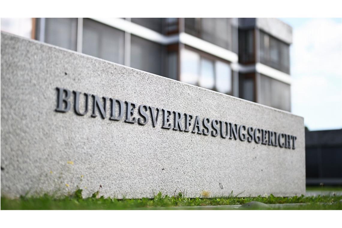 Anträge gegen Sondersitzungen des Bundestags zu Schuldenpaket abgelehnt Der Schriftzug des Bundesverfassungsgerichtes in Karlsruhe. (Symbolfoto)