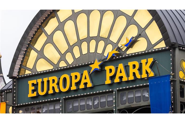 Der Schriftzug des Europa Park ist am Haupteingang des Freizeitparks zu sehen. (zu dpa: «Europa-Park plant drei neue Attraktionen für 2027»)