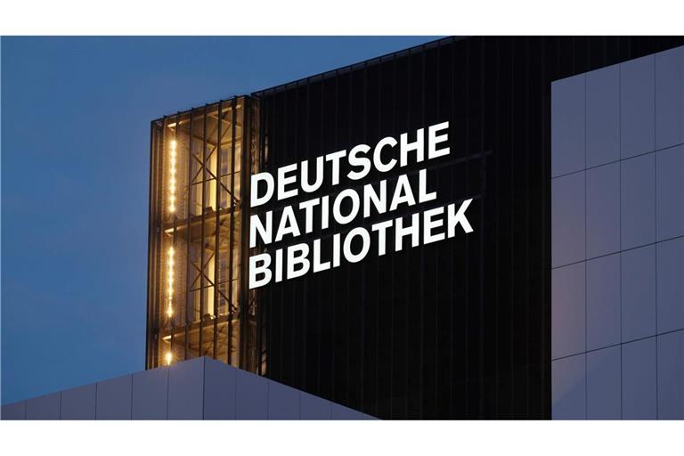 Der Schriftzug "Deutsche Nationalbibliothek" (DNB) leuchtet an einem 55 Meter hohen Gebäude der früheren Deutschen Bücherei. (Archivbild)