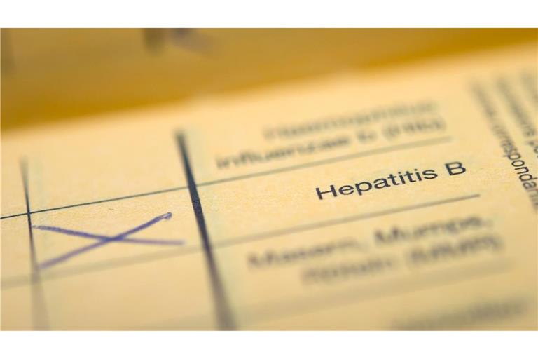 Der Schriftzug "Hepatitis B"  in einem Impfpass. Hepatitis B kann Leberkrebs verursachen.