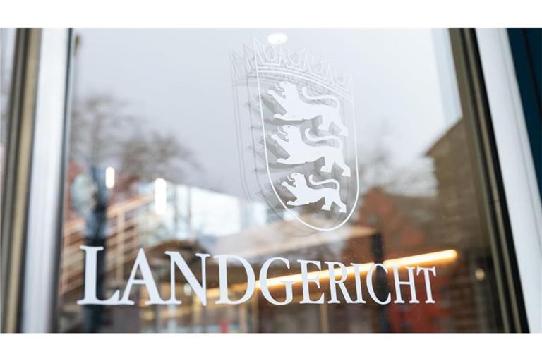 Der Schriftzug «Landgericht» ist am Eingangsbereich des Gerichts auf einer Glastüre zu sehen. (Symbolbild).