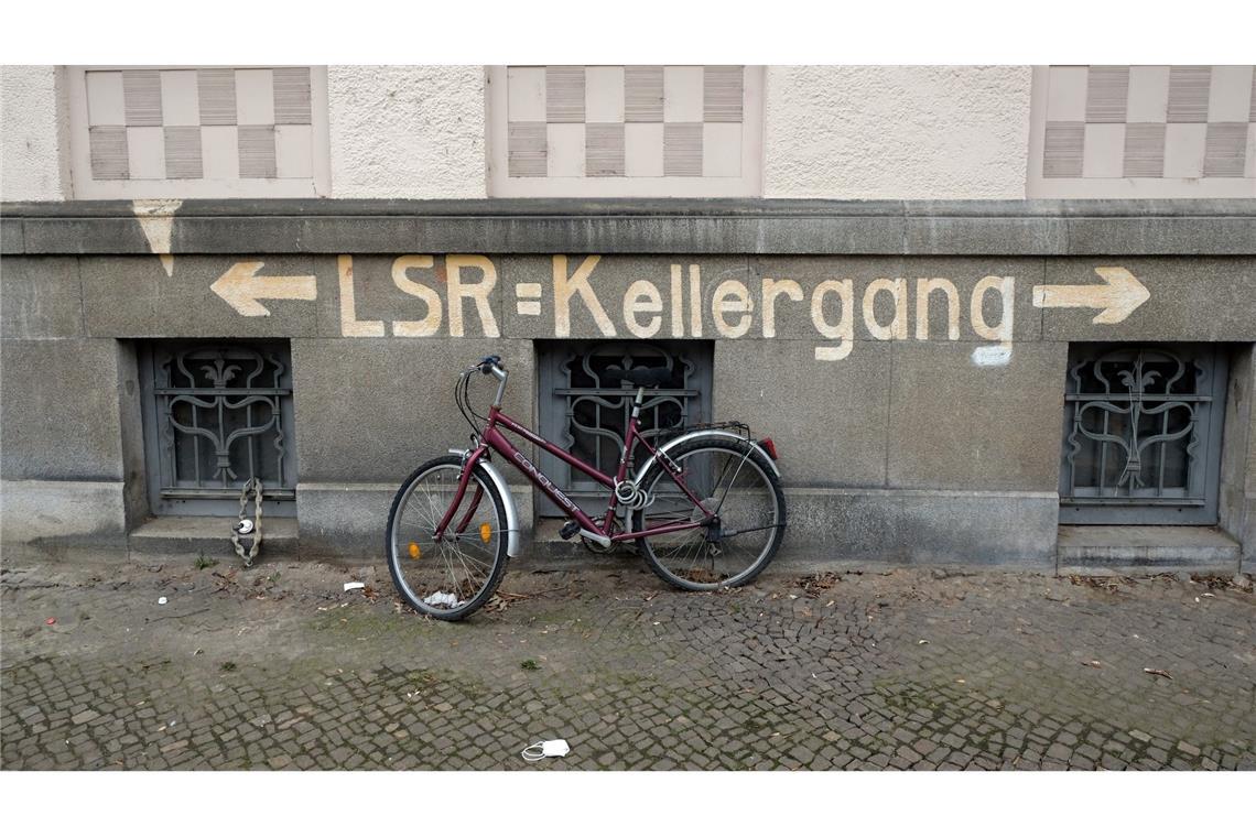 Bevölkerungsschutz-Chef: Müssen widerstandsfähiger werden Der Schriftzug "LSR Kellergang" steht an der Fassade eines Wohnhauses im Leipziger Stadtteil Schleußig. "LSR" bedeutet Luftschutzraum. Der Hinweis für die Zivilbevölkerung war ab dem Jahr 1944 in deutschen Städten an den Häusern zu sehen. (Archivfoto)