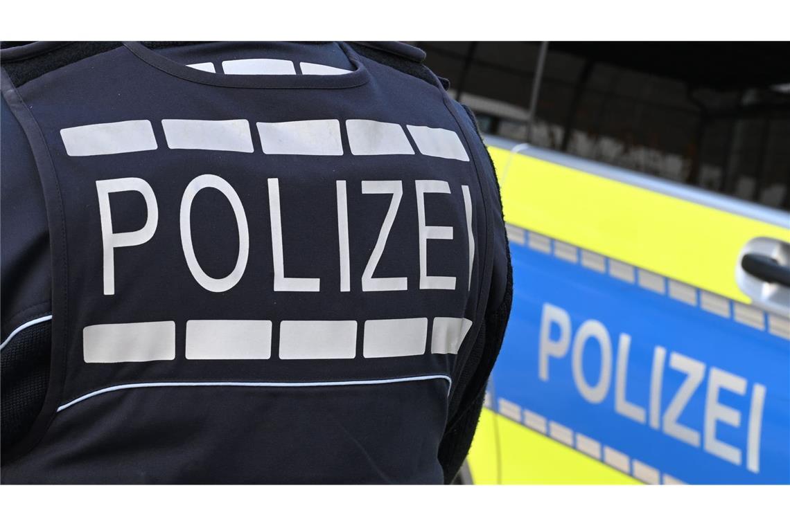 Der Schriftzug «Polizei» ist auf einem Einsatzfahrzeug und auf der Dienstkleidung der Polizei aufgebracht. (zu dpa: «Gülle in Fluss löst Fischsterben aus»)