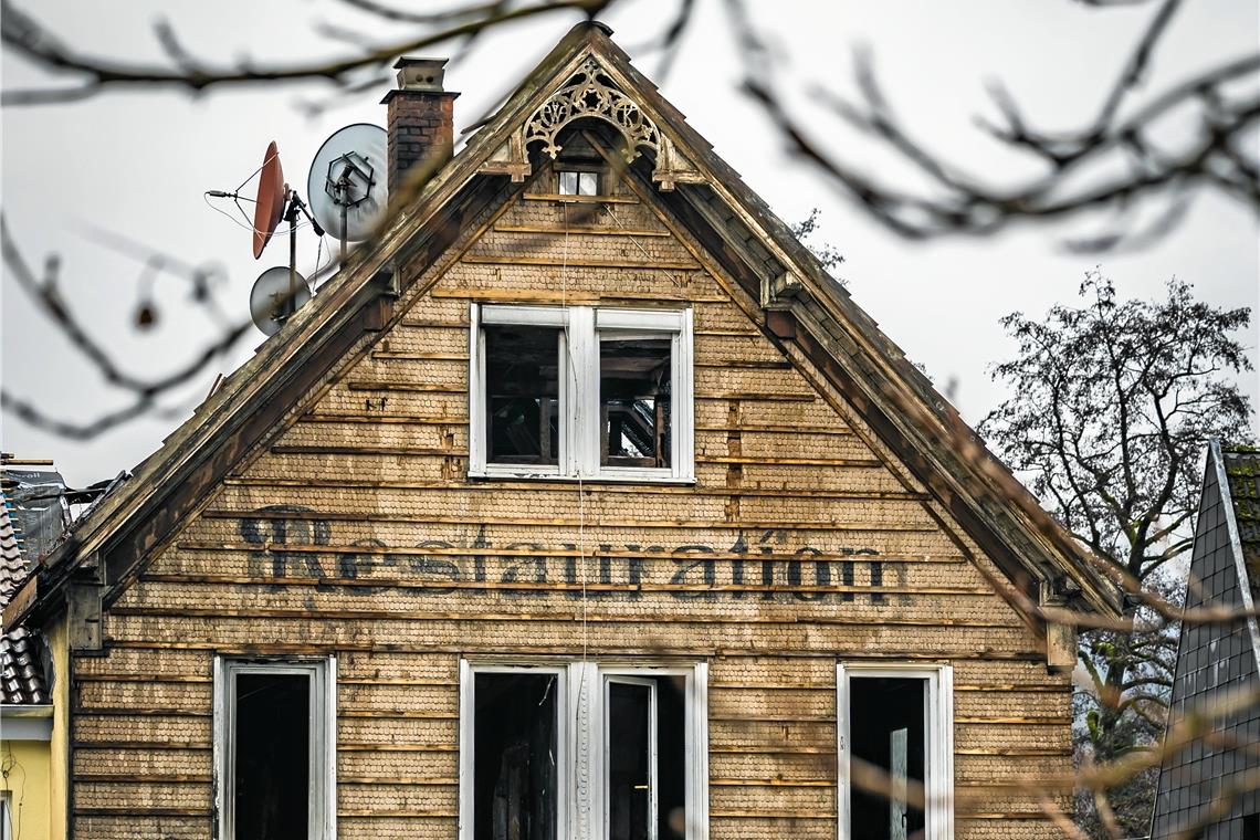 Der Schriftzug „Restauration“ an der Fassade verweist auf die Ära des Gebäudes als Gastwirtschaft im 19. Jahrhundert. Nach dem Brand war es nicht mehr zu retten. Foto: A. Becher