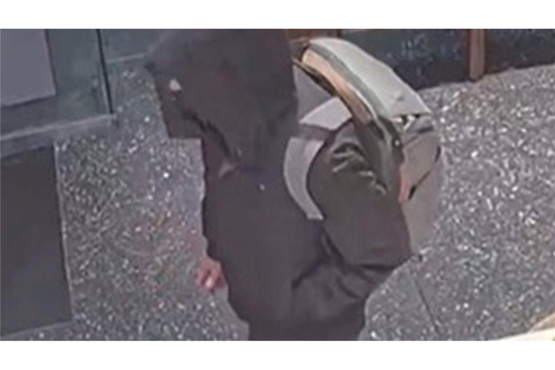 Todesschütze von Manhattan weiter flüchtig Der Schütze soll dunkle Kleidung und eine Kapuze getragen haben.