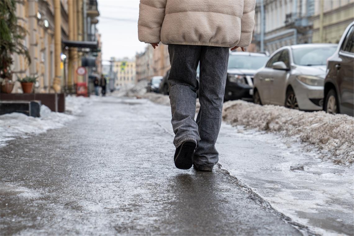 Schulausfall: Unter welchen Bedingungen darf man zu Hause bleiben? Der Schulweg kann heute zur Rutschpartie werden.