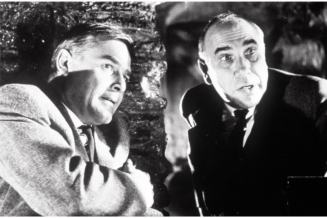 Vor 65 Jahren: Der erste Edgar-Wallace-Film feiert Premiere in Stuttgart „Der schwarze Abt“ (1963): Inspektor Puddler (Charles Regnier, re.) steht vor einem Rätsel: Wer ist der geheimnisvolle „Schwarze Abt“, der im Schloss von Lord Chelford spukt und mordet? Auch Dick Alford (Joachim Fuchsberger, li.), der Verwalter des Lords, spielt dabei eine dubiose Rolle.