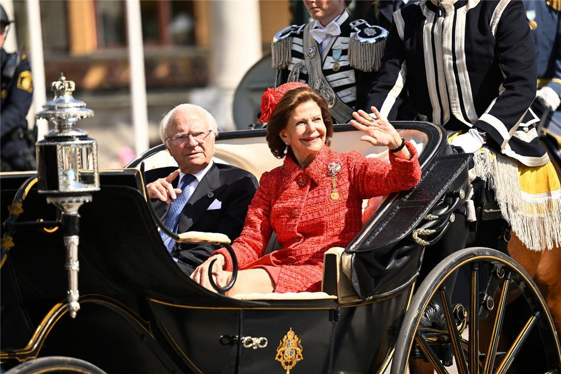 Der schwedische König Carl XVI. Gustaf und Königin Silvia fahren anlässlich ihrer Goldenen Hochzeit durch die Straßen von Stockholm.
