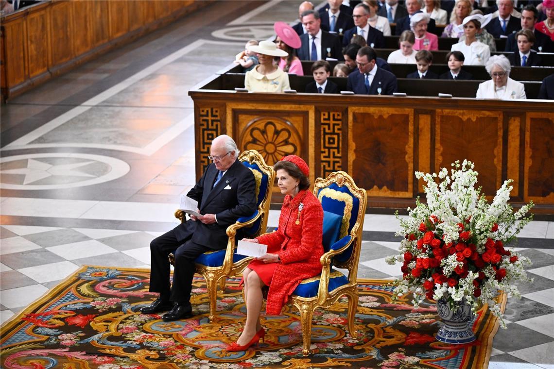 Der schwedische König Carl XVI. Gustaf und Königin Silvia von Schweden nehmen am Te-Deum-Dankgottesdienstes in der Königlichen Kapelle teil. Anlass ist die goldene Hochzeit des Königspaares.