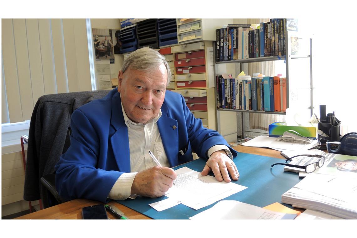 Auf der Spur der Aliens: Erich von Däniken wird 90 Der Schweizer Bestseller-Autor Erich von Däniken in seiner Schreib- und Forschungswerkstatt in Interlaken.