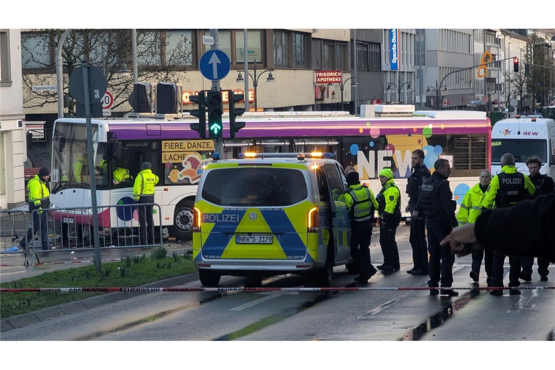 Der schwere Unfall passierte beim Mönchengladbacher Veilchendienstagszug.