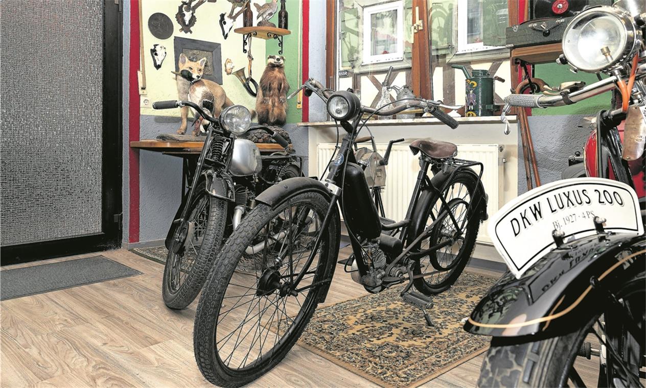 Er will seine Schmuckstücke zeigen Der Schwerpunkt liegt auf DKW-Modellen, hier ist aber auch eine Rex von 1949 (Mitte) zu sehen.