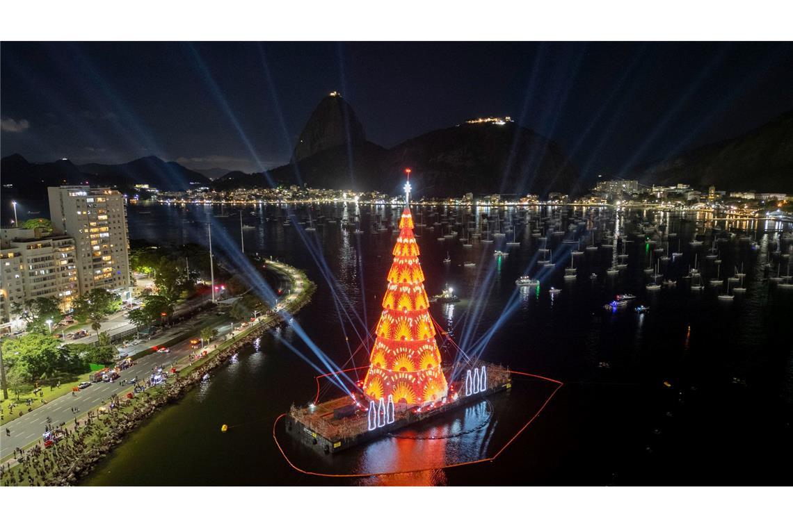 Der schwimmende Weihnachtsbaum am Strand von Botafogo in Rio de Janeiro: Die rund 80 Meter hohe, spektakulär beleuchtete Installation auf dem Wasser gilt als Comeback des berühmten "Flutuante". (Archivbild)