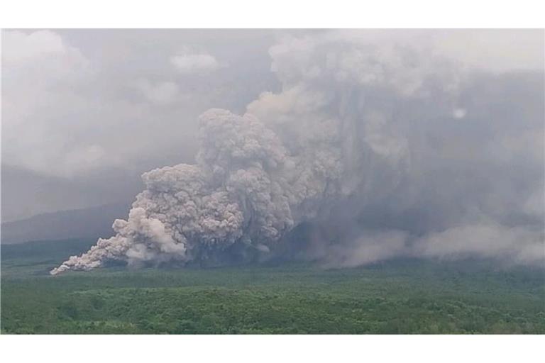 Der Semeru setzt vulkanisches Material frei.