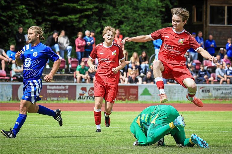 Der Sieg über Kleinaspach II im Relegationsduell zweier Kreisliga-B-Vizemeister ist für Dmytro Batrak und den SV Spiegelberg im Nachhinein Gold wert. Da in der Kreisliga A 2 ein Platz frei geworden ist, darf der SVS nun doch aufsteigen, obwohl er das Entscheidungsspiel gegen Erbstetten/Backnang klar verloren hat.  Foto: Alexander Becher