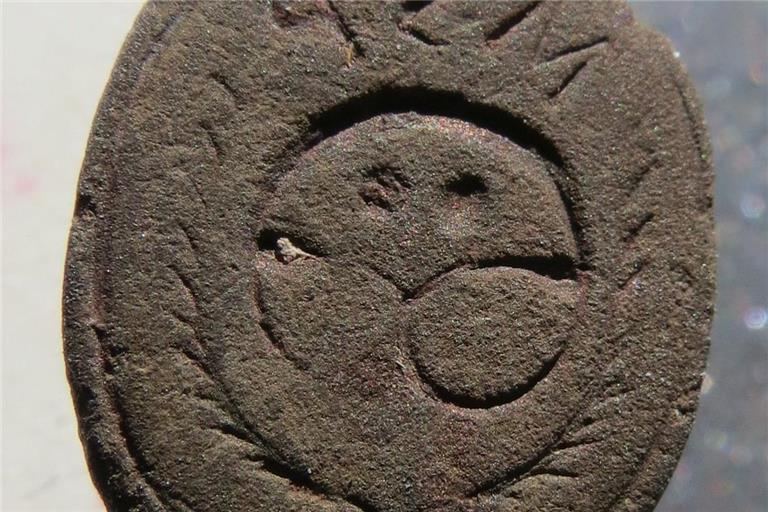 Der Siegelring der Murrhardter Bäckerzunft zeigt eine Brezel und einen Doppelwecken sowie die Initialen MSP. Foto: Landesamt für Denkmalpflege
