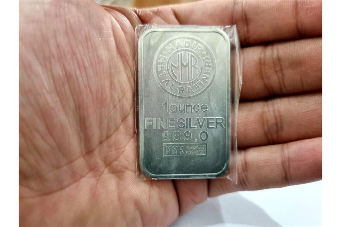 Der Silberpreis steigt um knapp 5 Prozent. Erfahren Sie, welche Faktoren hinter der aktuellen Rally stehen und wie die Aussichten für das Edelmetall sind.