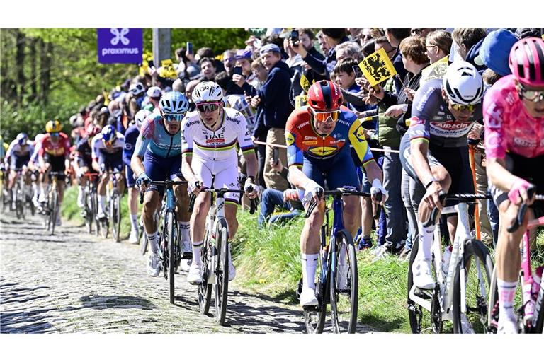 Der Slowene Tadej Pogacar (4.v.r) bei der Flandern-Rundfahrt.
