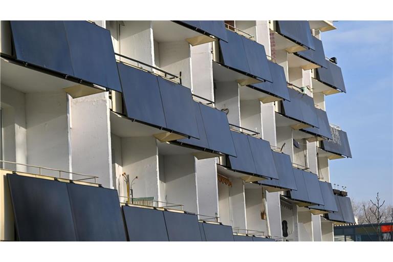 Der Solarboom in Deutschland geht weiter: Mittlerweile gibt es fünf Millionen Anlagen, darunter zahlreiche Balkonkraftwerke. (Archivbild)
