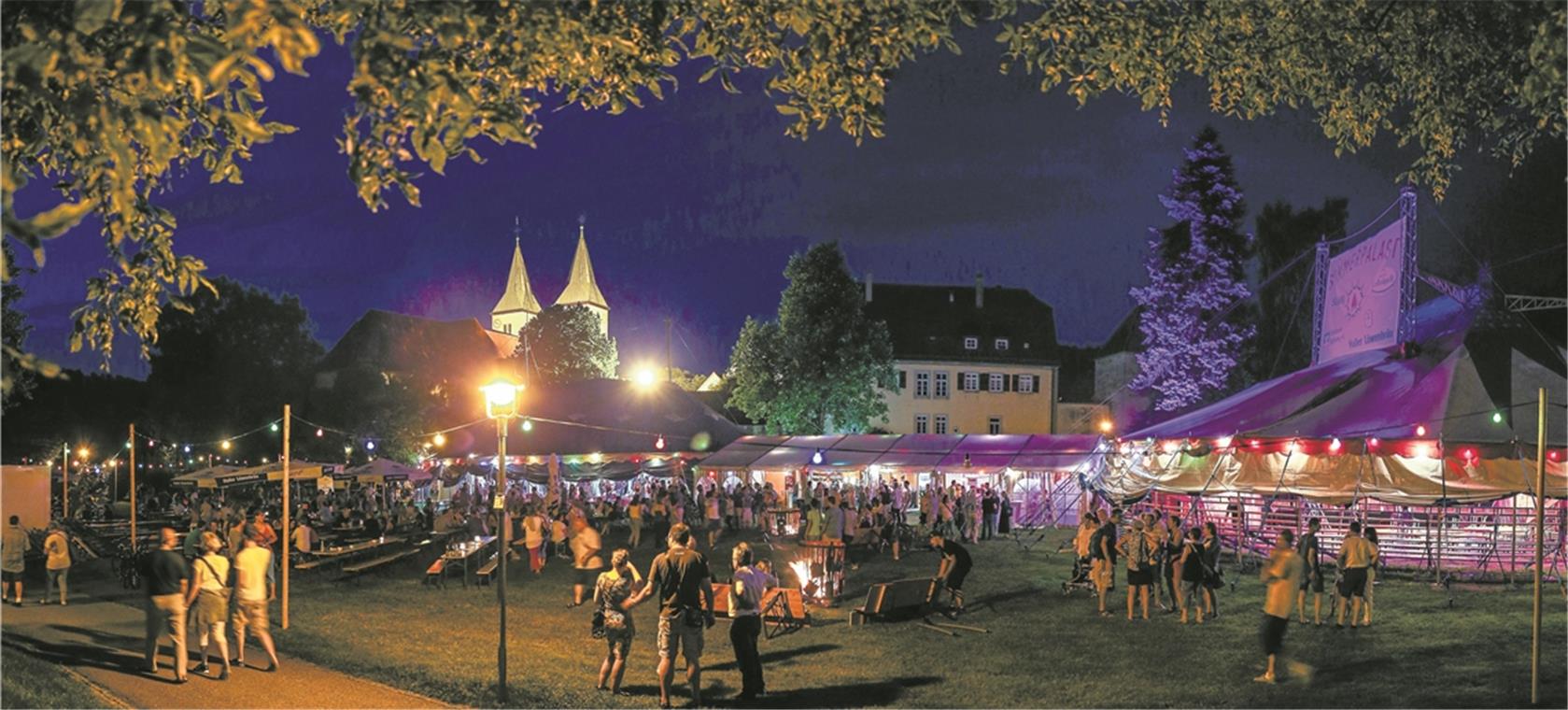 Wohlfühl- trifft Gemeinschaftsfaktor Der Sommerpalast in Murrhardt lebt von den ehrenamtlichen Helfern, die sich um den Auf- und Abbau sowie die gesamte Logistik rund um die Vorstellungen, Künstler, Versorgung und die exquisite Küche kümmern. Genau dieses gemeinsame Tun macht das Festival für sie zu einem ganz persönlichen und unverwechselbaren. Fotos: A. Becher(1)/J. Fiedler(2)/privat (1)