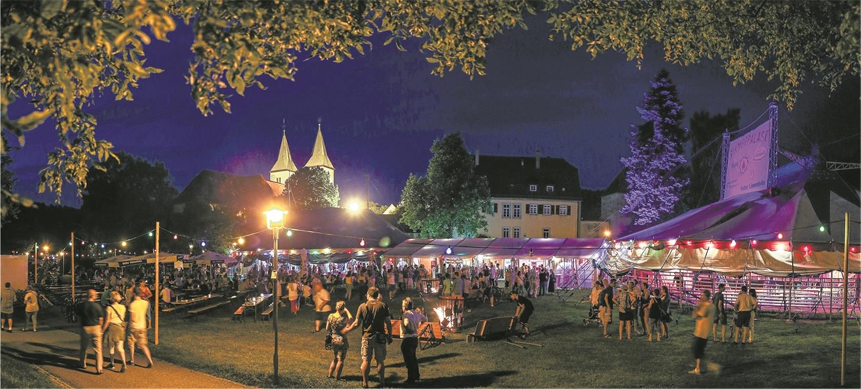 Der Sommerpalast in Murrhardt lebt von den ehrenamtlichen Helfern, die sich um den Auf- und Abbau sowie die gesamte Logistik rund um die Vorstellungen, Künstler, Versorgung und die exquisite Küche kümmern. Genau dieses gemeinsame Tun macht das Festival für sie zu einem ganz persönlichen und unverwechselbaren. Fotos: A. Becher(1)/J. Fiedler(2)/privat (1)