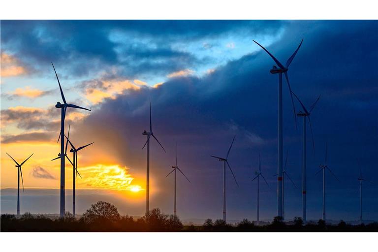 Der Sonnenaufgang leuchtet durch eine Wolkenlücke. (Symbolbild)