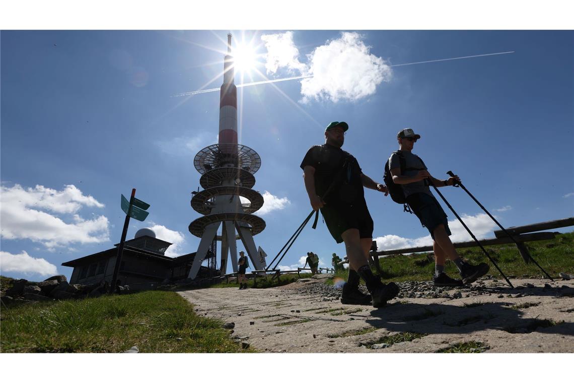 Der Sonnenschein lockt zahlreiche Ausflügler auf den Gipfel des Brockens in Sachsen-Anhalt.