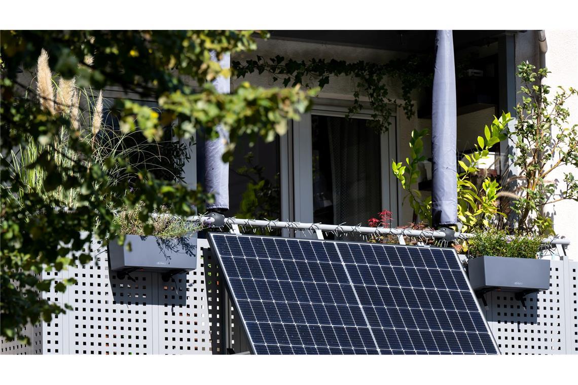 Prognose 2025: Sonnenstrom überholt Braunkohle Der Sonnenstromverband BSW Solar erwartet in diesem Jahr weiteres rasantes Wachstum bei kleinen Balkonsolaranlagen. (Foto: Illustration)