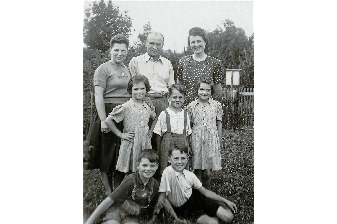 Franz Beckenbauers Verwandtschaft in Backnang Der spätere Fußball-Kaiser als Fünfjähriger inmitten der Verwandtschaft und Familie (hinten von links): Magdalena Belz, Karl Kettner und Antonie Beckenbauer, (Mitte) Sigrid Belz, Franz Beckenbauer, Anneliese Belz sowie (vorne) Rolf Belz und Walter Beckenbauer.Foto: privat