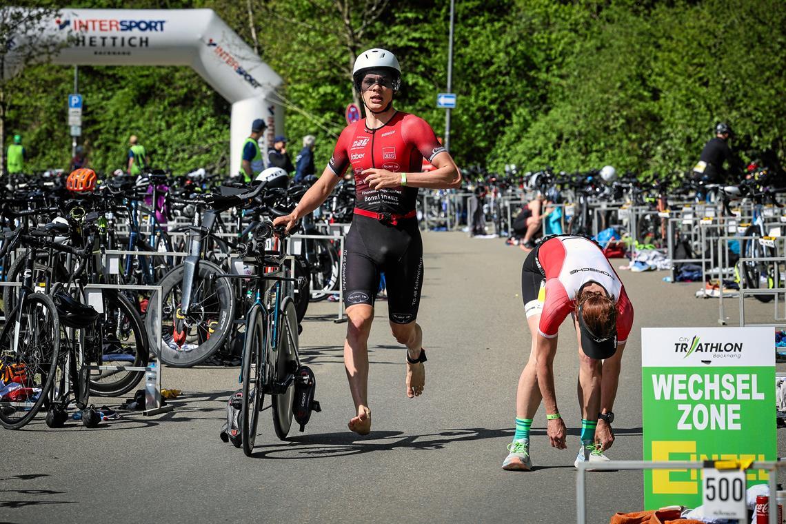 Der spätere Sieger Matthias Betz schnappt sich sein Fahrrad, steigt kurz darauf in den Sattel und fährt einen Vorsprung für den abschließenden Lauf heraus. Foto: Alexander Becher