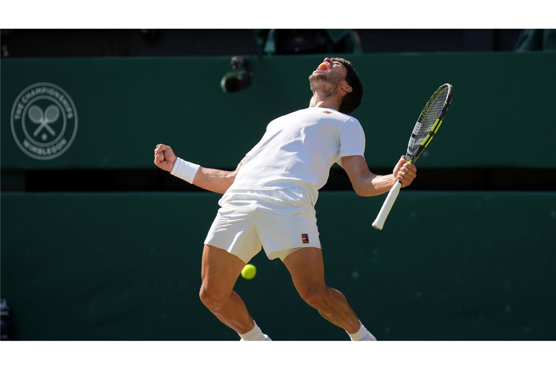 Bilder des Tages Der Spanier Carlos Alcaraz jubelt nach seinem Sieg gegen Tylor Fritz in Wimbledon.