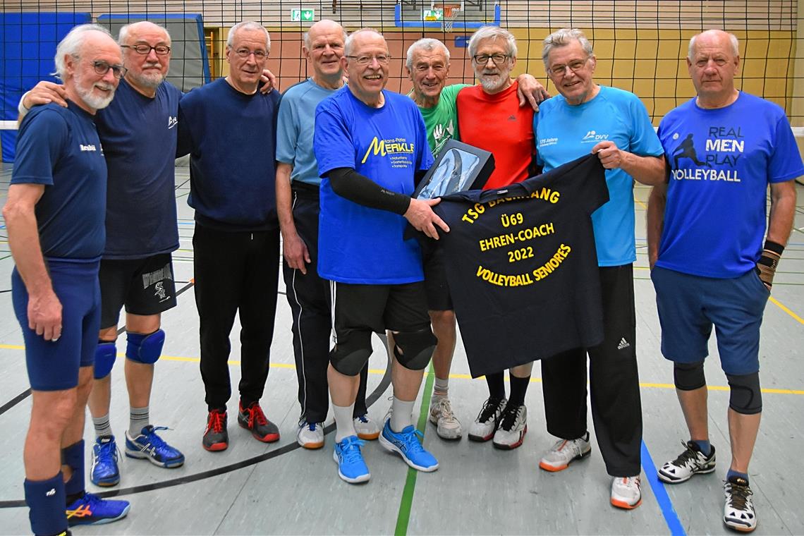 Volleyballsenioren der TSG Backnang auch im hohen Alter aktiv Der Spaß kommt bei den Backnanger Ü-73-Volleyballern nicht zu kurz. So wird das TSG-Urgestein Ernst Bachmann (Fünfter von links) als Ehren-Coach der Ü-69-Mannschaft geehrt. Foto: Tobias Sellmaier