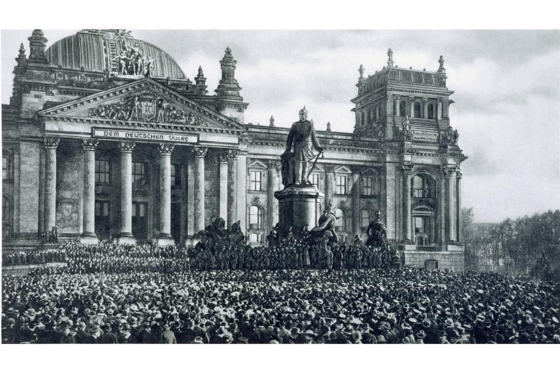 Merz scheitert bei Kanzlerwahl: Sind das die „Vorboten von Weimar“? Der SPD-Politiker Philipp Scheidemann ruft am 9. November 1918 vom Reichstagsgebäude die Republik aus.