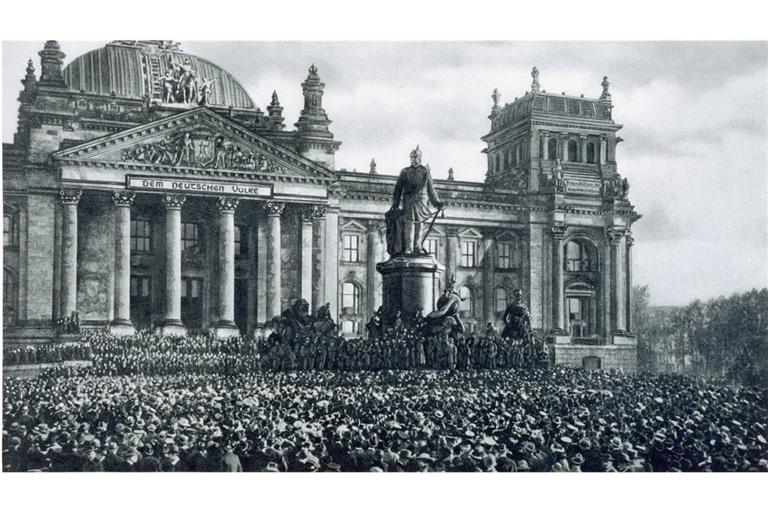 Der SPD-Politiker Philipp Scheidemann ruft am 9. November 1918 vom Reichstagsgebäude die Republik aus.