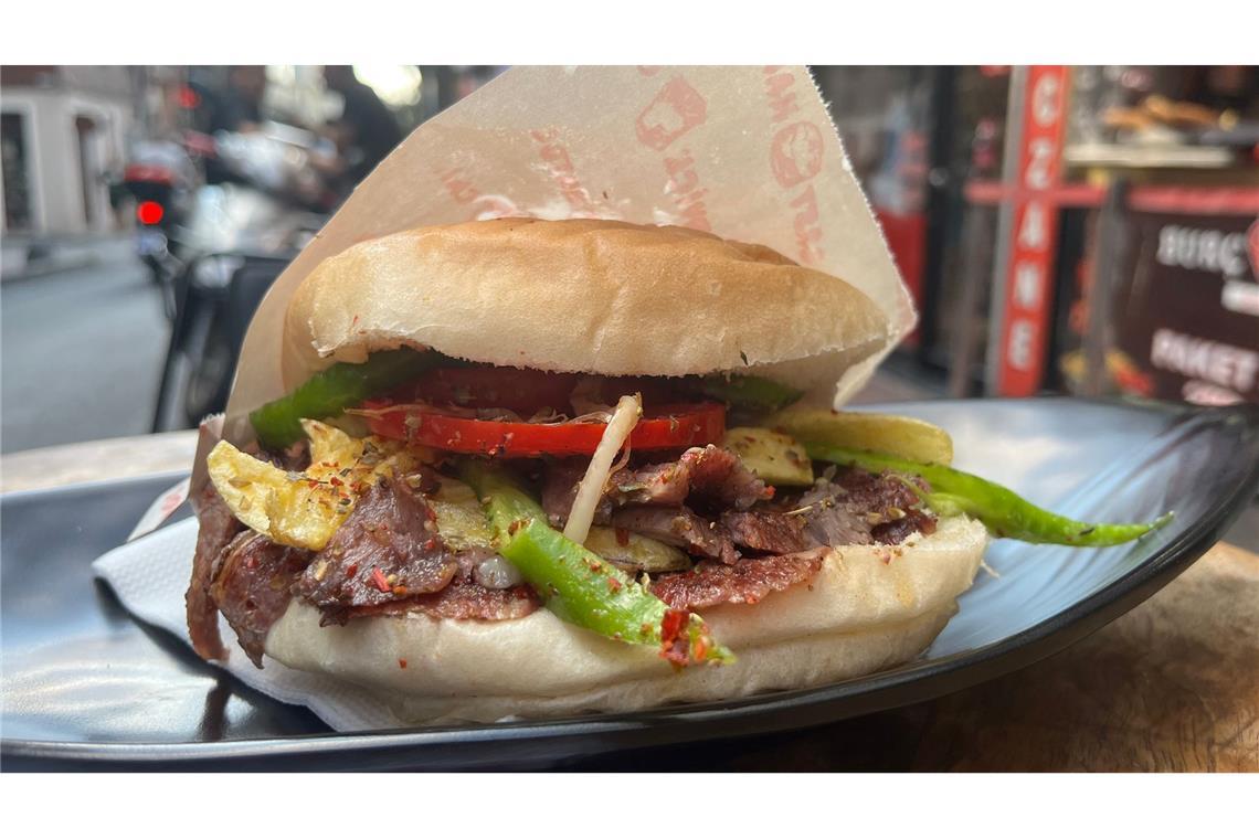 Zu viel geschlemmt? Forscher unterscheiden fünf Muster Der spontane Döner oder eher die Tafel Schokolade auf dem Sofa? Auch beim Snacken ticken wir Menschen unterschiedlich.