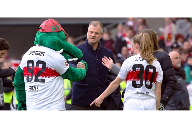 Der Sportvorstand Fabian Wohlgemuth fühlt sich dem VfB Stuttgart und seinem Maskottchen Fritzle verbunden.