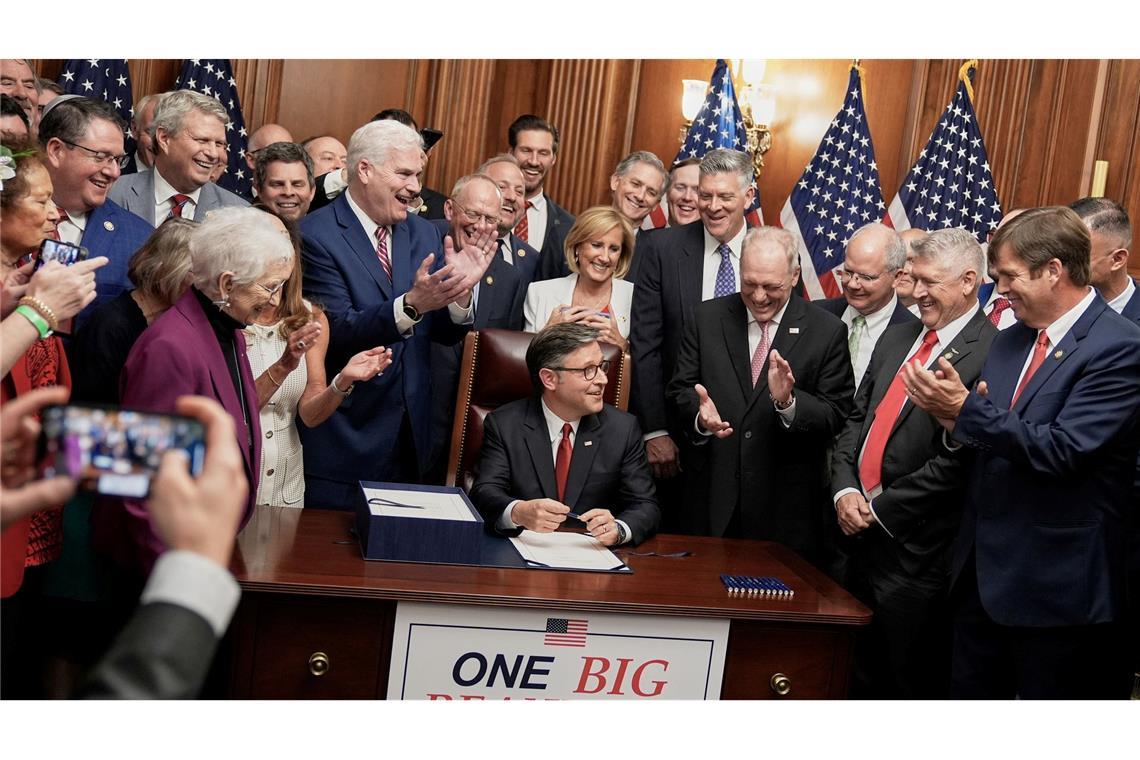 Bilder des Tages Der Sprecher des Repräsentantenhauses, Mike Johnson, umringt von seinen republikanischen Parteifreunden, unterzeichnet im Kapitol in Washington Trumps Steuer- und Ausgabengesetz "Big Beautiful Bill".