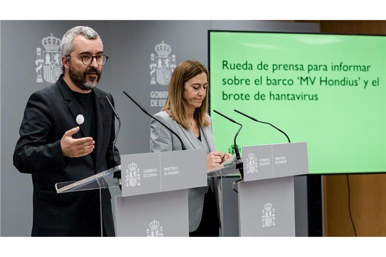 Der Staatssekretär für Gesundheit, Javier Padilla, informiert bei einer Pressekonferenz über Maßnahmen zur Vermeidung der Ausbreitung des Hantavirus.