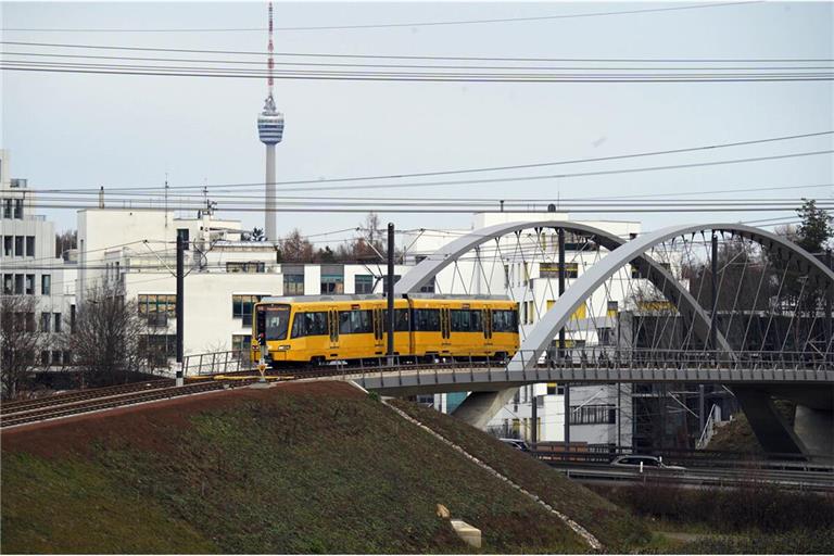 Der Stadtbahnverkehr Richtung Flughafen war wegen eines Unfalls im Gewerbegebiet Fasanenhof am Abend unterbrochen (Archivbild).