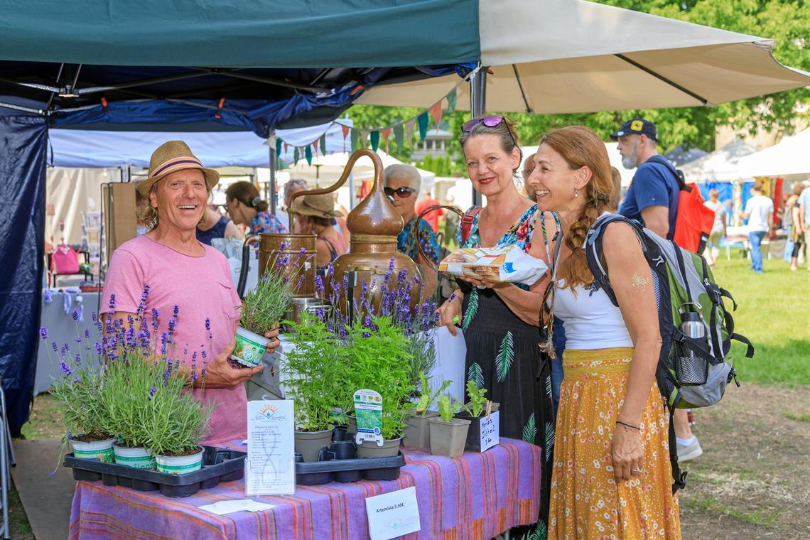 Januariusmarkt lädt zum Bummeln und Genießen ein Der Stadtgarten bietet ein ideales Ambiente für die Aussteller und Kunden des Januariusmarkts. Foto: Stefan Bossow