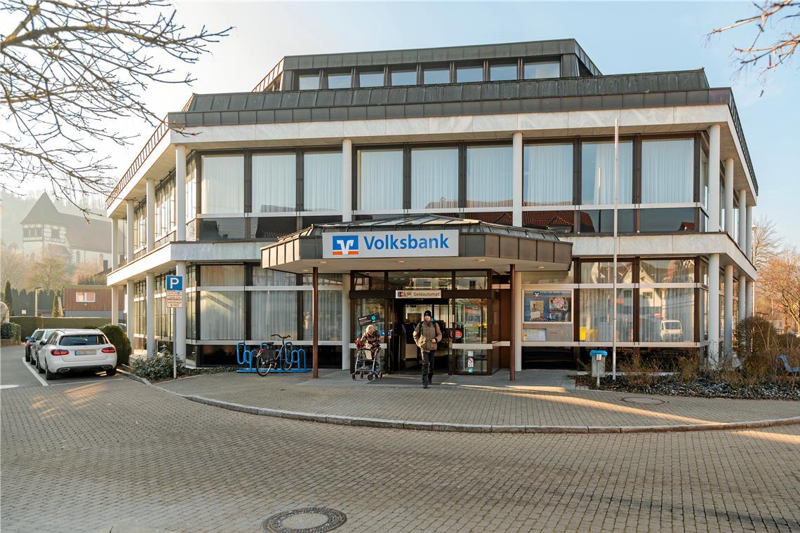 Der Standort der Volksbank Backnang in der Nägelestraße 1 in Murrhardt wird umfassend umgebaut. Dort entstehen neben modernisierten Bankräumen im Erdgeschoss auch 15 bis 18 Wohnungen in den darüberliegenden Etagen. Foto: Stefan Bossow