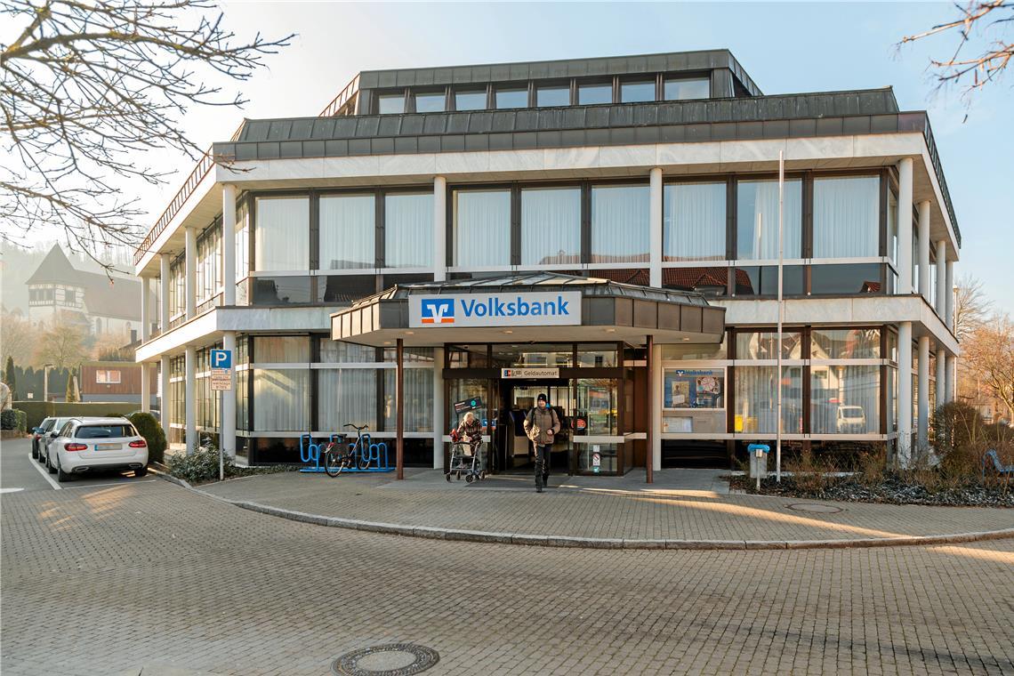 Umbau des Volksbankgebäudes startet Der Standort der Volksbank Backnang in der Nägelestraße 1 in Murrhardt wird umfassend umgebaut. Dort entstehen neben modernisierten Bankräumen im Erdgeschoss auch 15 bis 18 Wohnungen in den darüberliegenden Etagen. Foto: Stefan Bossow
